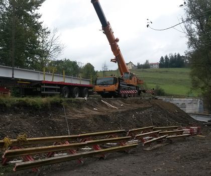 Montaż przęseł mostu na rzece Wisłoka w miejscowości Kęty za pomocą Liebherra LTM 1090