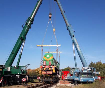 Podnoszenie lokomotywy o wadze 70 ton przy użyciu trawersów żurawiami Liebherr LTM 1200-5.1 oraz Liebherr LTM 1250-6.1